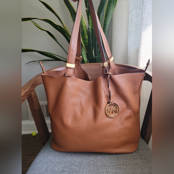 🌿 Michael Kors Cognac Reversible Pebble Leather/suade bag with pouch - Picture 3 of 15